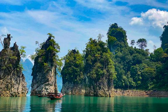 Navigation sur le lac du parc national de Khao Sok