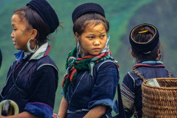 Trek vers des femmes hmong noir dans la région de Sapa