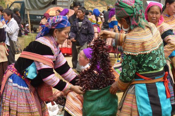 Rencontre de femmes hmong fleur dans un marché de la région de Bac Ha
