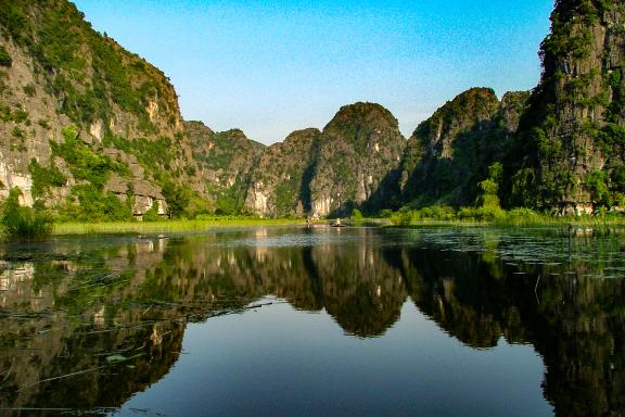 Navigation parmi les reliefs karstiques de la région de Tam Coc non loin de Ninh Binh