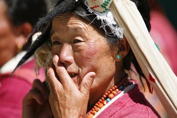 Randonnée vers une femme monpa de la région de Tawang en Arunachal Pradesh