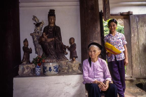 Rencontre de fidèles bouddhistes dans une pagode de la région de Hanoi