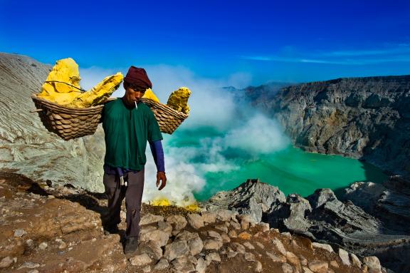 Randonnée avec un porteur de soufre au-dessus du lac d'acide du volcan Kawah Ijen