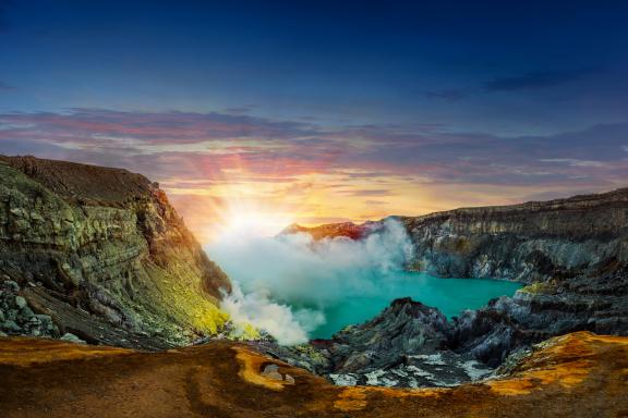 Randonnée près du volcan Kawah Ijen à Java