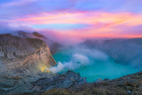 Randonnée près du volcan Kawah Ijen à Java