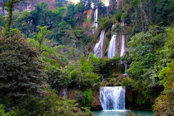 Trekking vers des chutes d'eau forestières dans la région de Umphang