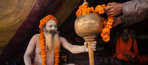 Randonnée vers un naga baba recouvert de cendres lors d'une fête à Allahabad