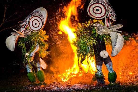 Voyage vers la danse du feu des Baining sur l'île de Nouvelle-Bretagne