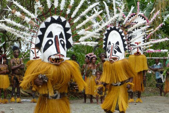 Rencontre de danseurs masqués dans le Gulf au sud-ouest de la Papouasie-Nouvelle-Guinée