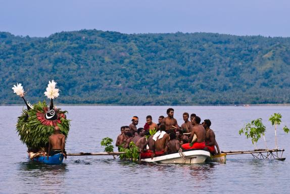 Rencontre de danseurs masqués arrivant en bateau pour le festival des masques de Rabaul