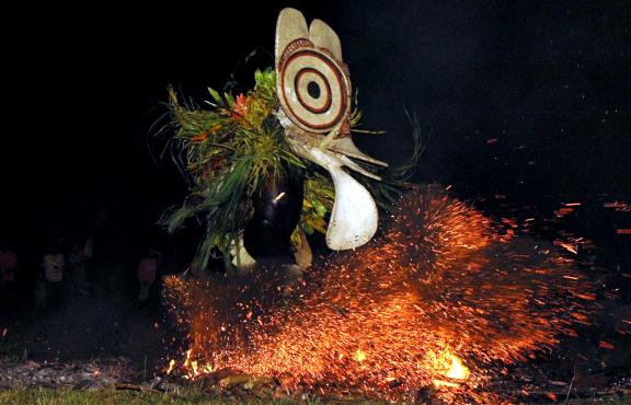 Immersion dans une fête avec danseur baining traversant le feu sur l'île de Nouvelle-Bretagne