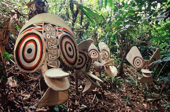 Trek vers des masques des papous baining dans les montagnes de l'île de Nouvelle-Bretagne