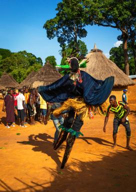 TA82F0 The tall mask dance with stilts called Kwuya Gblen-Gbe in the Dan tribe during a ceremony, Bafing, Gboni, Ivory Coast