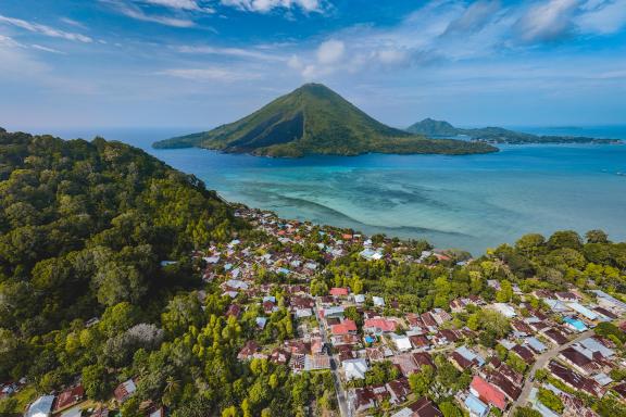 Voyage vers un village et volcan dans les iles Banda aux Moluques