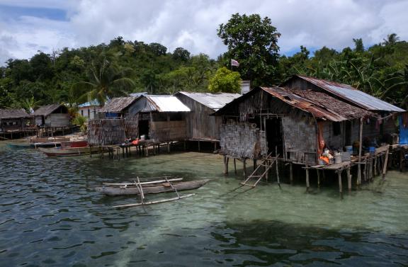 Randonnée vers un village de pecheurs dans les Moluques