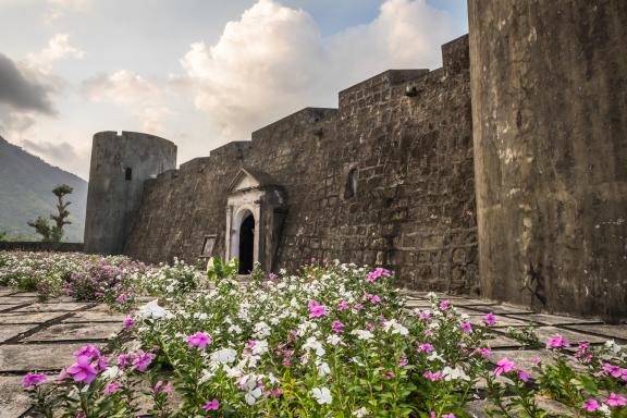 Randonnée vers un fort portugais dans les iles Banda dans les Moluques