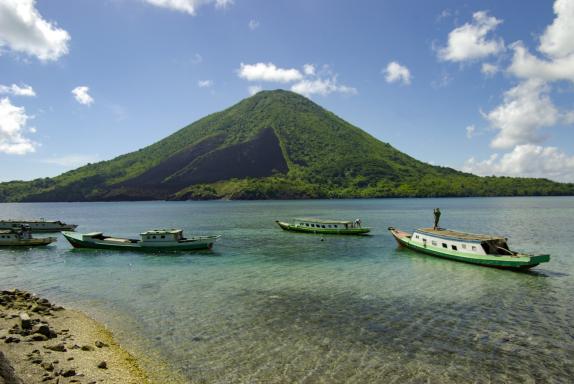 Navigation vers le Gunung Api dans les iles Banda