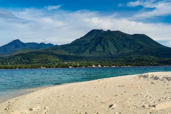 Voyage vers l'ile de Camiguin, vue depuis White island, dans l'archipel des Visayas