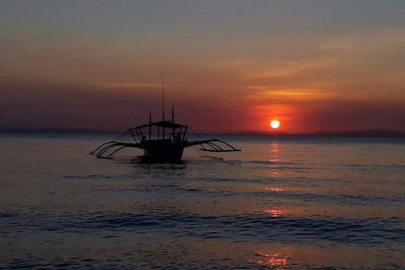 Observation d'un coucher de soleil depuis un banca dans l'archipel des Visayas