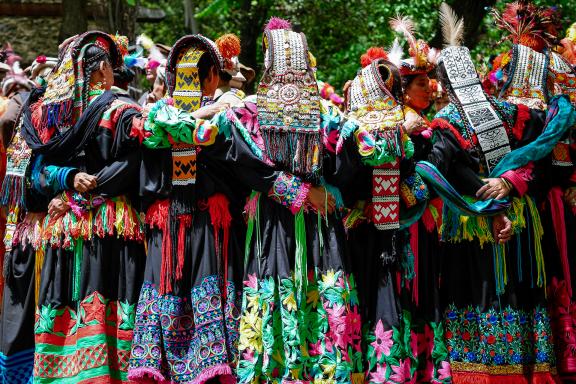 Mouvement de danse communion femmes kalash au Pakistan