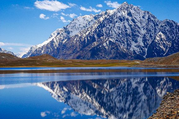 Reflet sur lac au col de Shandur Hindou Kouch Gilgit