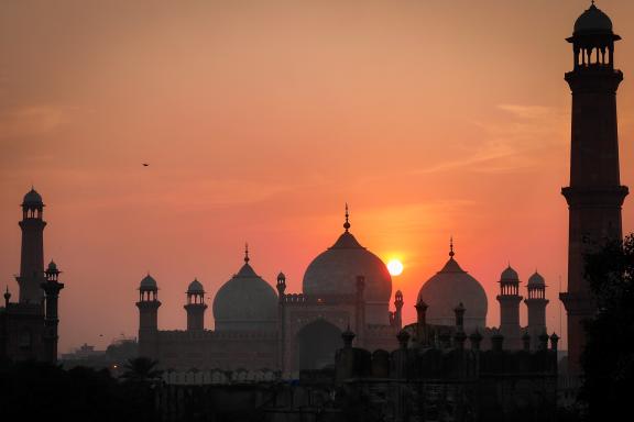 Voyage d'aventure, coucher de soleil sur la mosquée Badshahi Khan à Lahore au Pakistan