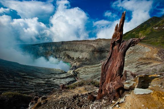 Trek jusqu'au cratère du volcan Kawah Ijen dans la partie orientale de Java