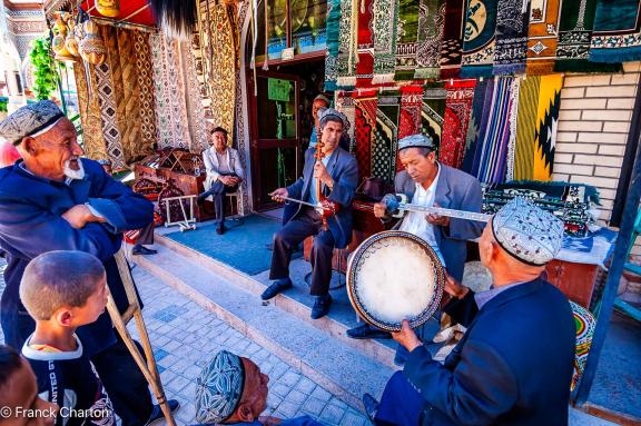 Rencontre de musiciens ouighours à Kashgar au Xinjiang