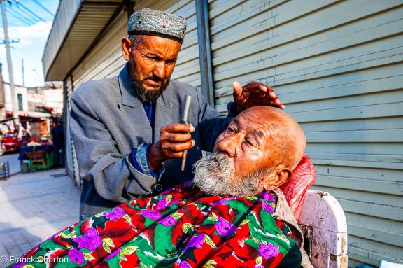 Rencontre avec un barbier ouighour  dans les rues de Kashgar au Xinjiang