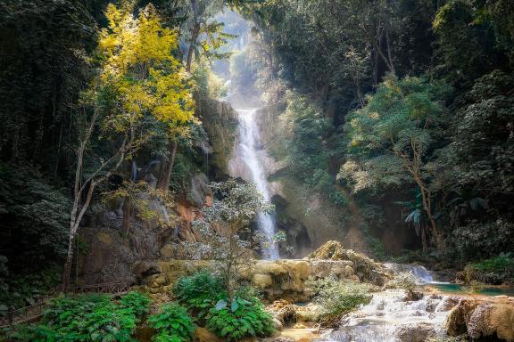 Voyage vers une chute d'eau sur l'ile de Moor au nord de la Papouasie indonésienne