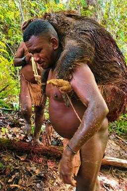 Randonnée avec un chasseur du peuple Keuw au sud de Nabire