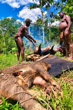 Rencontre avec des chasseurs du peuple Keuw au sud de Nabire