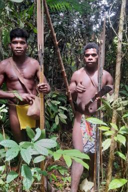 Randonnée en foret avec des chasseurs Keuw au sud de Nabire