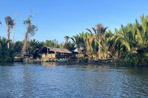 Navigation vers un petit village sur le fleuve Warenai au sud de Nabire