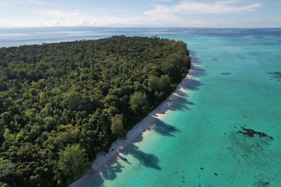 Voyage vers l'ile Moor dans la baie de Napan au large de la cote nord de Papouasie indonésienne