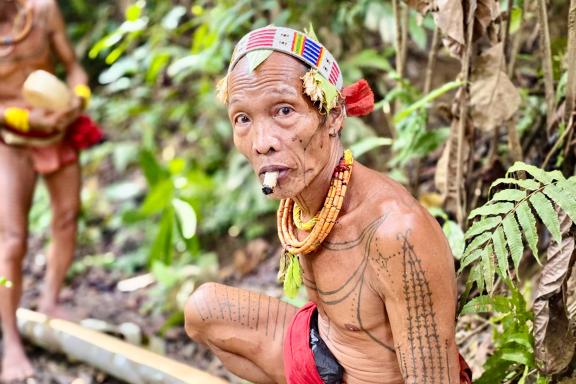 Voyage et rencontre avec Teo Agoy hommes-fleurs de Siberut