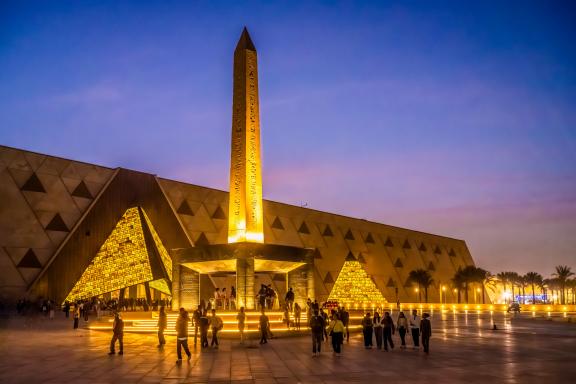 Égypte, Le Caire, plateau de Gizeh, Grand Musée Égyptien (GEM), vue de l'obélisque suspendu
