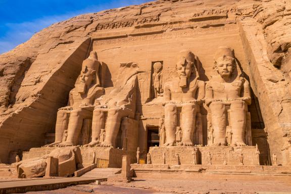 Marche vers le pylône du Temple de Ramsès II à Abou Simbel