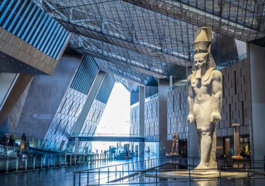 Égypte, Le Caire, plateau de Gizeh, Grand Musée Égyptien (GEM), grand hall, statue de Ramsès II
