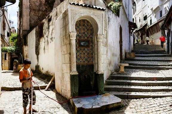 Promenade vers la fontaine dans la Casbah d'Alger