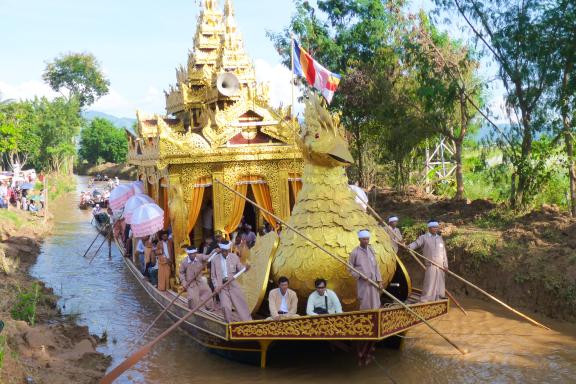 Randonnée vers la barge transportant les bouddhas du lac Inlé dans l'État Shan