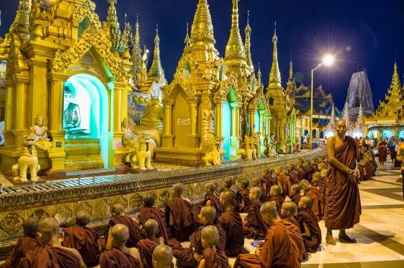 Rencontre de moines à la pagode Shwedagon à Yangon