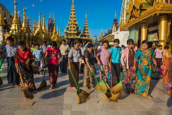 Randonnée avec les balayeuses à la pagode Shwedagon de Yangon