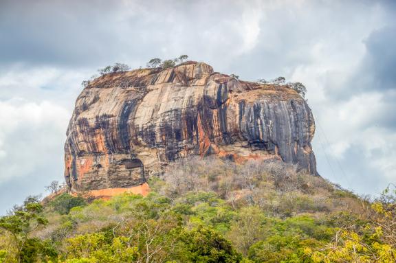 Trekking vers le rocher sacré de Sigiriya au centre de Ceylan
