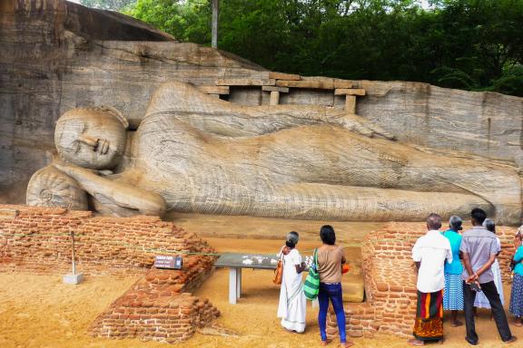 Voyage vers un bouddha couché dans un site archéologique à Polonnaruwa